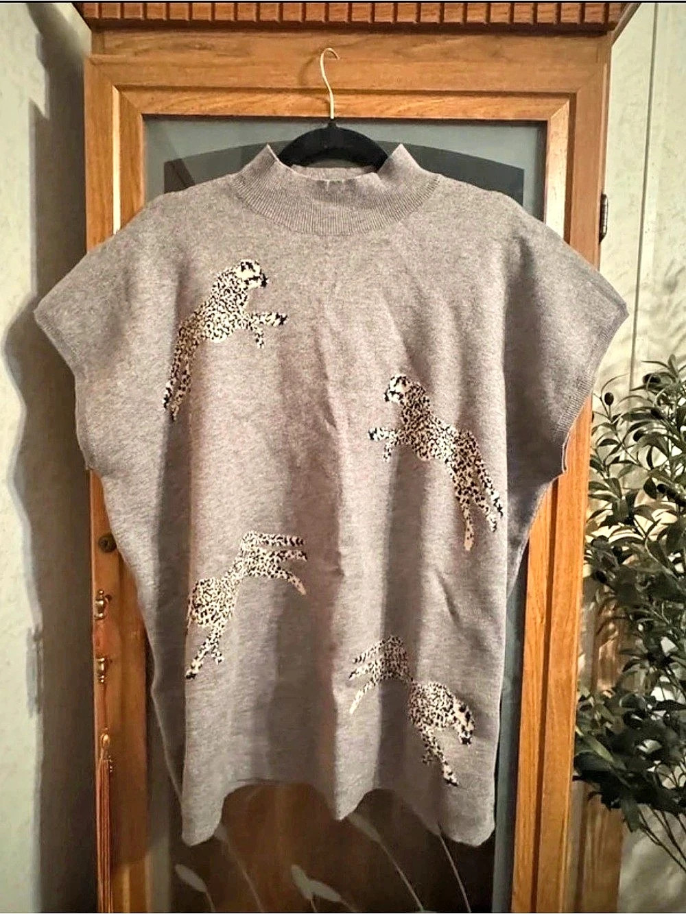 entro Animal Print Gray Sweater Size XL NWT